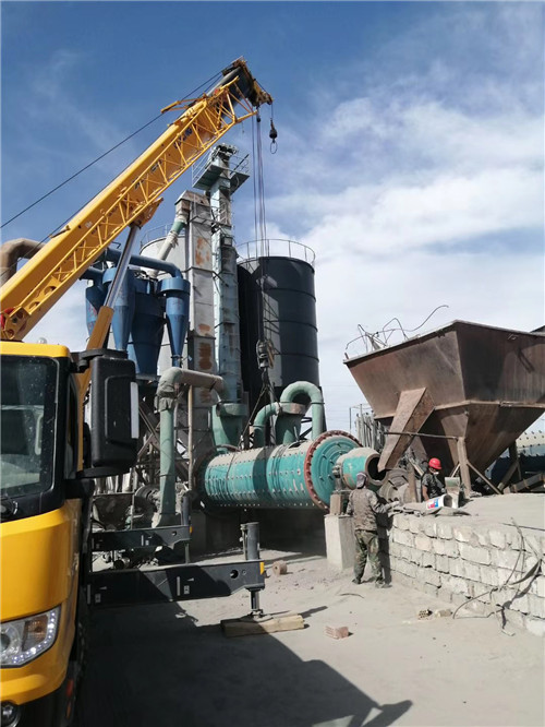 虎林市设备搬运等各类工程项目中，吊车起着关键作用