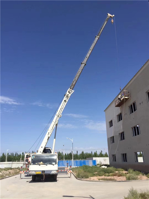 虎林市“轻装强干”—— 吊车的 “轻量化臂架” 技术